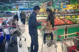 五岁女孩在超市一直吃草莓，被店员制止之后，孩子口出狂言图片
