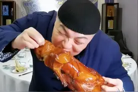 博主吃播老北京美食引争议，北京文化绝不是装腔作势地演图片