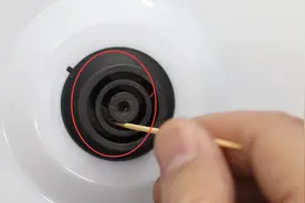 电热水壶上插一根牙签，真实用，一年节省好几百图片