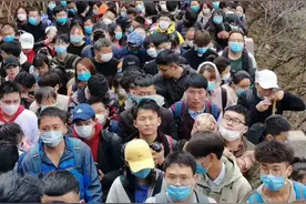 景区限流，居然有家长带孩子翻墙入内！景区保安怒怼：你们就这样教孩子？图片