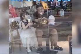 爸爸带娃偷吃冰淇淋，被宝妈“抓个现行”，爸爸表现暴露家庭地位图片