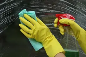 玻璃别用纸擦，教你一新法子，省劲不累又干净图片
