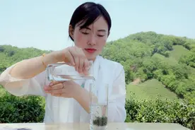 致敬青年力量丨美女茶艺师搞直播不只卖茶 还讲述茶乡茶文化图片