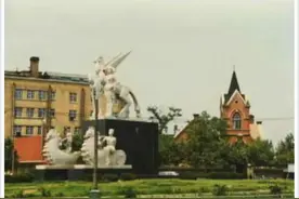 大连友好广场上的第一座雕塑叫什么名字你还记得吗？图片