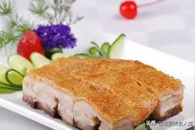 脆皮烧肉的家常做法，外酥里嫩，越嚼越香，好吃的让你忘不了图片