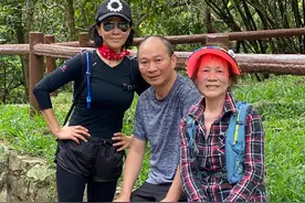 55岁刘嘉玲爬山健身上瘾，一生未生育却视侄子为亲生，豪送宝马图片