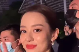 郎朗上海外滩演出，吉娜现身为老公助威，全程现“望夫眼”甜齁图片