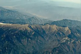 万米高空航拍的秦岭，把中国分为南北的它像不像一处修仙之地？图片