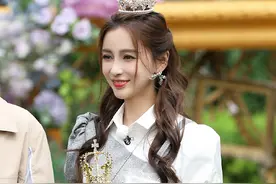 杨颖节目造型太亮眼了，戴小皇冠出镜，搭配泡泡袖拼接裙甜美俏皮图片