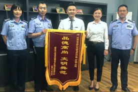 他单手掐腰、脚踩隔离板站在高架桥上…交警竟然给他送了锦旗！图片