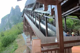 世界最长手扶电梯，就在我国一座山上，游客：原来爬山能这么轻松图片