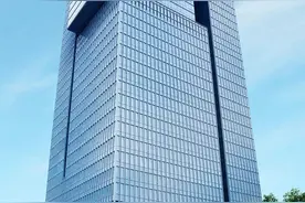 他当司机卖电器发家，曾因强吻阿娇出名，今负债154亿求李嘉诚救援图片