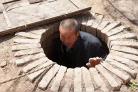 河南农民大爷，“土冰箱”里存放红薯一冬天成稀罕物，给钱不卖图片