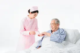 如何协助卧床老人移动、翻身？图片
