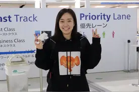 石川佳纯带干粮来了！登机前的一个小举动，有点儿不符合防护要求图片