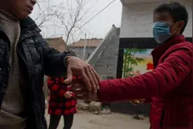 实拍农村男女尴尬的相亲场面，网友：第一个注定找不到老婆图片