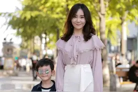 时尚的年轻妈妈，带宝宝逛街依然美丽如画图片