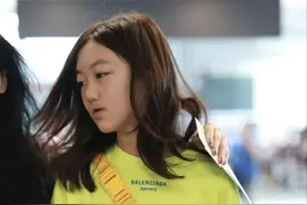 王菲二女儿李嫣才15岁，就玩“下衣失踪”秀出大长腿，起点真高啊图片