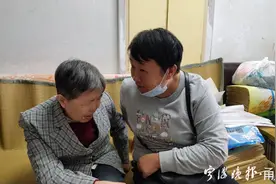 “你是我的眼！”帮扶7年，宁波这位顾阿姨同盲人邻居成了好闺蜜图片