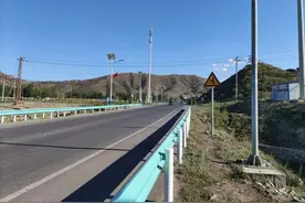 乌鲁木齐这个村庄地处首府东大门咽喉要道，催生美食城周末生意火图片