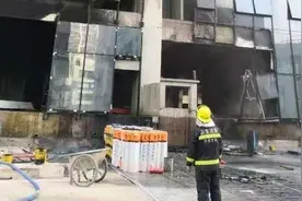 山东济南一在建办公楼发生火灾 明火已被扑灭图片