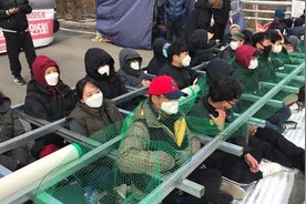 韩国民众抗议向“萨德”基地运送物资图片