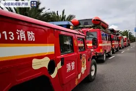 云南昆明紧急调集122名消防救援队员增援四川抗洪抢险图片