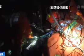 江苏无锡车辆侧翻人员被困 消防人员紧急救援图片