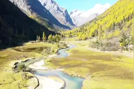 美丽中国丨四姑娘山：秋染枝头添新色 半山彩林半山雪图片