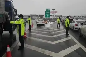 甘肃多条高速因降雪实施交通管制 交警引导返校大巴通行图片