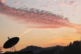 惊艳！广东河源上空火烧云如巨龙，飞机也来“凑热闹”图片