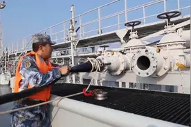 保障战时军舰动力供应 岸滩无码头油料补给就很顶图片