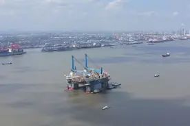 半潜式重吊生活平台顺利抵达锚地图片