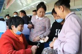 乘着慢火车去赶集 你体验过吗？图片