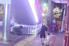 暖心！两岁女孩深夜独自行走街头 男子陪伴寻家图片