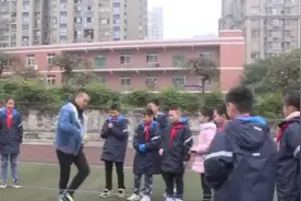 粉了！下课能和孩子打成一片 这样会跳皮筋的男老师有谁不爱图片