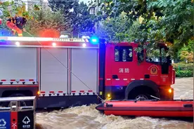 贵州六枝遭特大暴雨 消防12小时救出被困群众56人图片