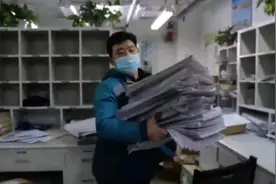 女儿想吃爸爸做的红烧鸡翅，快递员老爸说：疫情后给你做图片