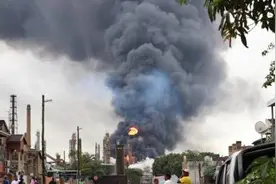 南非德班一炼油厂发生剧烈爆炸图片