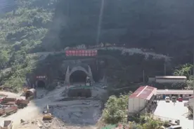 ​贵南高铁广西段最长隧道 首个掌子面顺利贯通图片