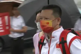雨中出发 中国体操队出征东京奥运会图片