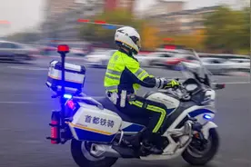 帅！时尚不失庄严 北京铁骑交警着新式骑行服亮相街头图片