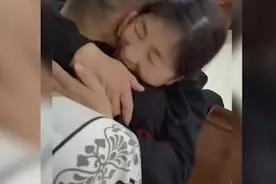 她看着他，看着看着就哭了图片