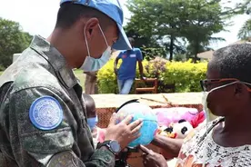 十六年爱心接力！中国第24批赴刚果（金）维和医疗分队前往SOS儿童村慰问巡诊图片