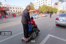 洛阳八旬老夫妻驾“轮滑”逛街 市民：这就是爱情本该有的样子图片
