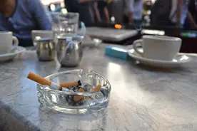喜欢吸烟的人，若是身上有3处疼痛，可能肺部不太健康，劝你戒烟图片