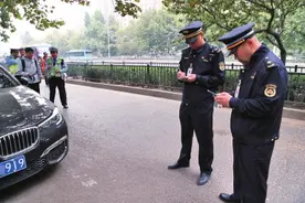 郑州城管贴条与交警大有不同 不拖车不罚款图片