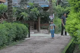 “书包让孩子自己背！”杭州一妈妈说：支持，因为我也背不动了，哈哈……图片