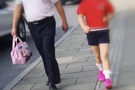 该替小学生背书包吗？杭州一妈妈：不！因为我也背不动图片