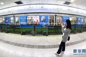 “蓝精灵”助阵中国国际进口博览会 中比主题地铁列车上海首发图片
